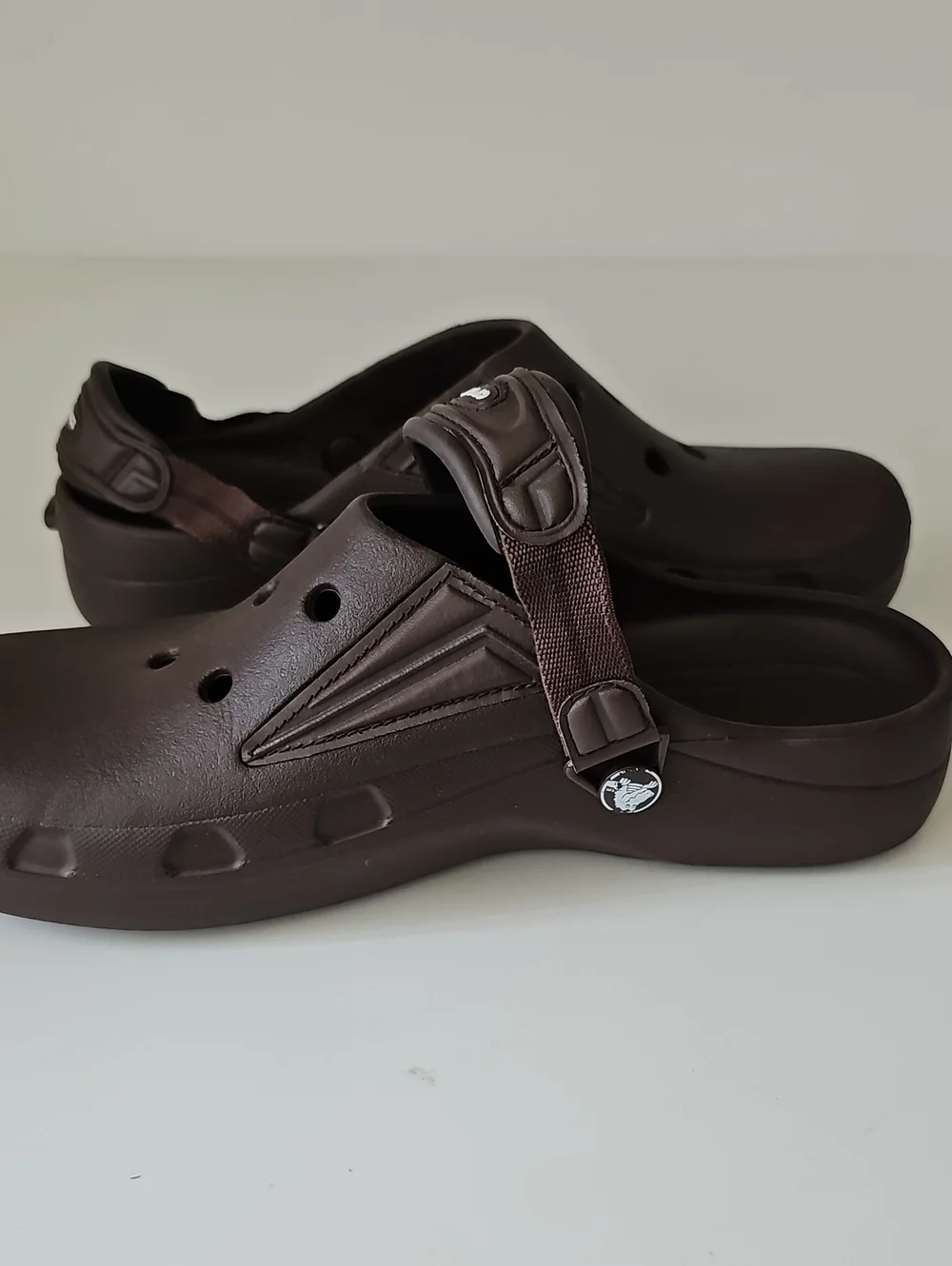 CROCS Men's Dark Brown Classic Clogs Back Elastic Comfort  Strap Size 9 Sandals